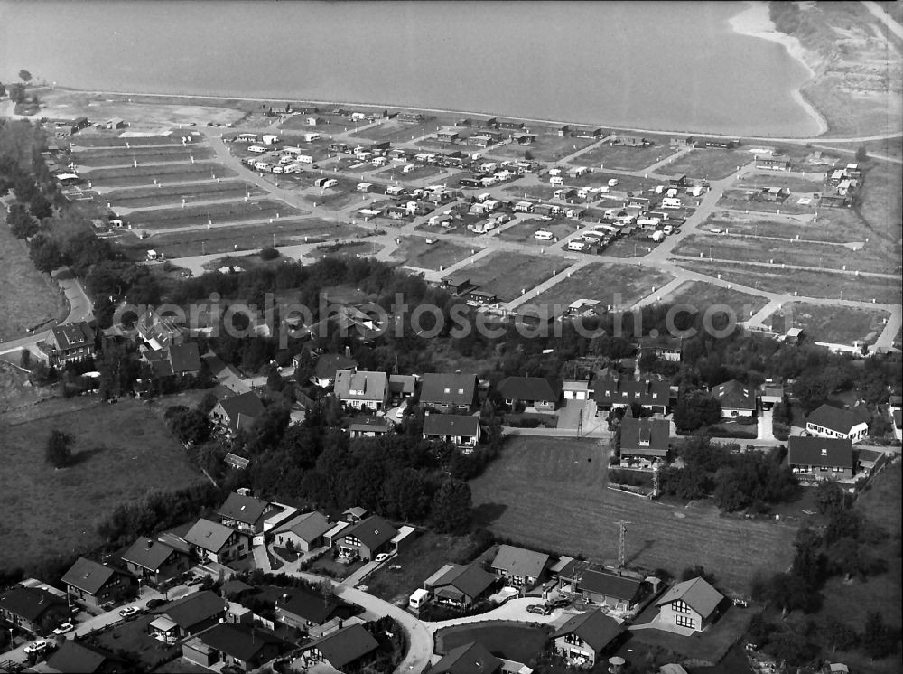 Xanten from the bird's eye view: Camping with caravans and tents in the district Wardt in Xanten in the state North Rhine-Westphalia, Germany