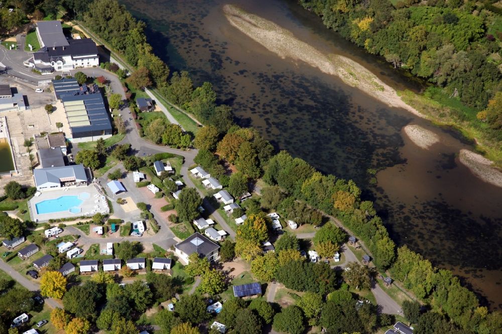 Aerial photograph Saumur - Camping with caravans and tents in Saumur on the Camping place L' Ile d' Offard in Pays de la Loire, France. Besides, urban sports centers