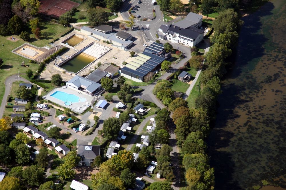 Saumur from above - Camping with caravans and tents in Saumur on the Camping place L' Ile d' Offard in Pays de la Loire, France. Besides, urban sports centers
