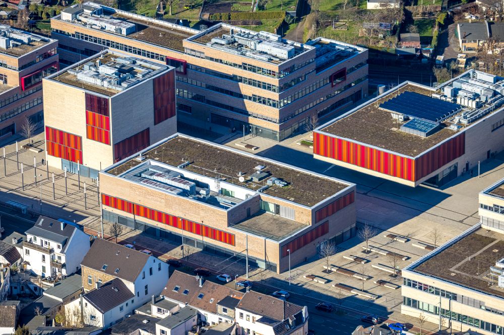 Aerial photograph Mülheim an der Ruhr - Campus building of the university Hochschule Ruhr West - Campus Muelheim Duisburger Strasse in Muelheim on the Ruhr in the state North Rhine-Westphalia, Germany