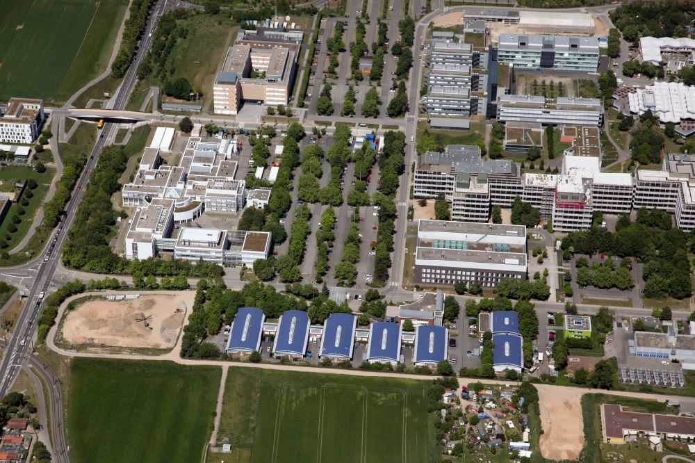 Mainz from the bird's eye view: Campus grounds of the University Johannes Gutenberg in Mainz in the state Rhineland-Palatinate. The Max Planck Institute for Polymer Research to the left of the center