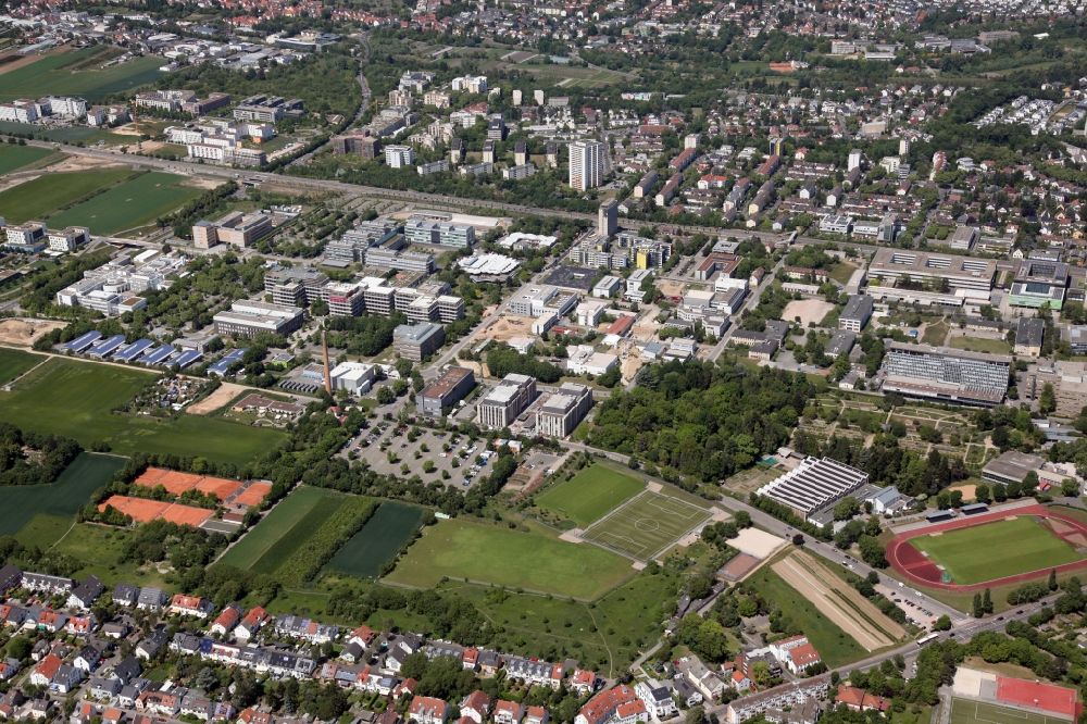 Mainz from the bird's eye view: Campus grounds of the University Johannes Gutenberg in Mainz in the state Rhineland-Palatinate, view from the south, Above Albert Schweitzer Strasse