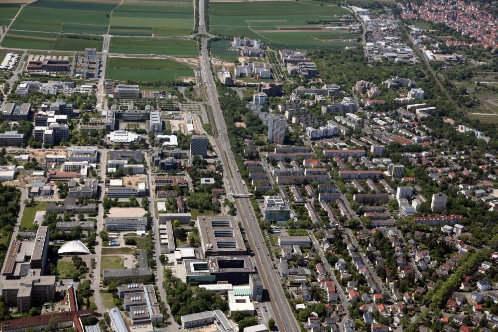 Aerial photograph Mainz - Campus grounds of the University Johannes Gutenberg in Mainz in the state Rhineland-Palatinate, on the left of the Saarstrasse