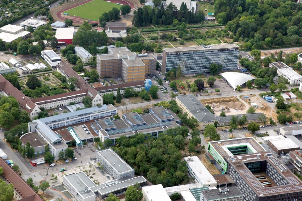 Mainz from the bird's eye view: Campus grounds of the University Johannes Gutenberg above Albert Schweitzer Strasse in Mainz in the state Rhineland-Palatinate
