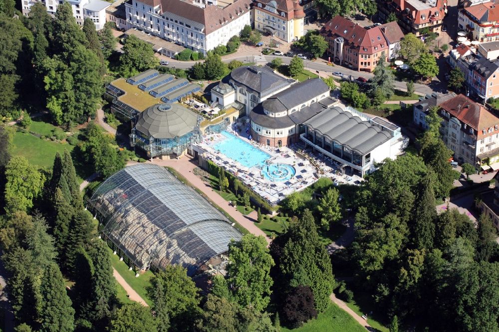 Aerial photograph Badenweiler - The center of the spa facilities in Badenweiler in the state of Baden-Wuerttemberg with Cassiopeia Therme, the spa and the castle ruins