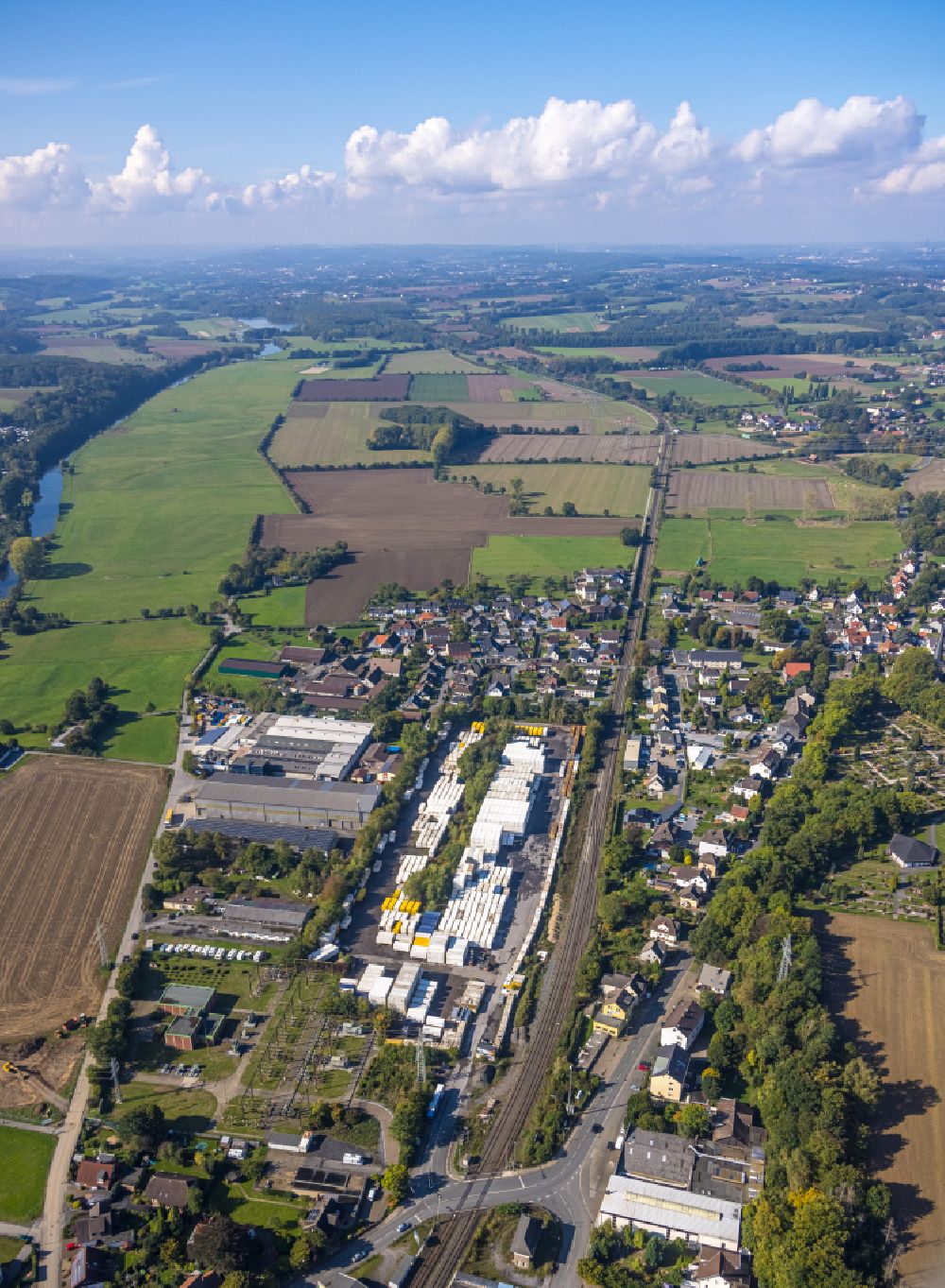 Aerial image Fröndenberg/Ruhr - Building and production halls on the premises of of C.G. Containerbau Gerbracht GmbH on Ohlweg in the district Dellwig in Froendenberg/Ruhr in the state North Rhine-Westphalia, Germany
