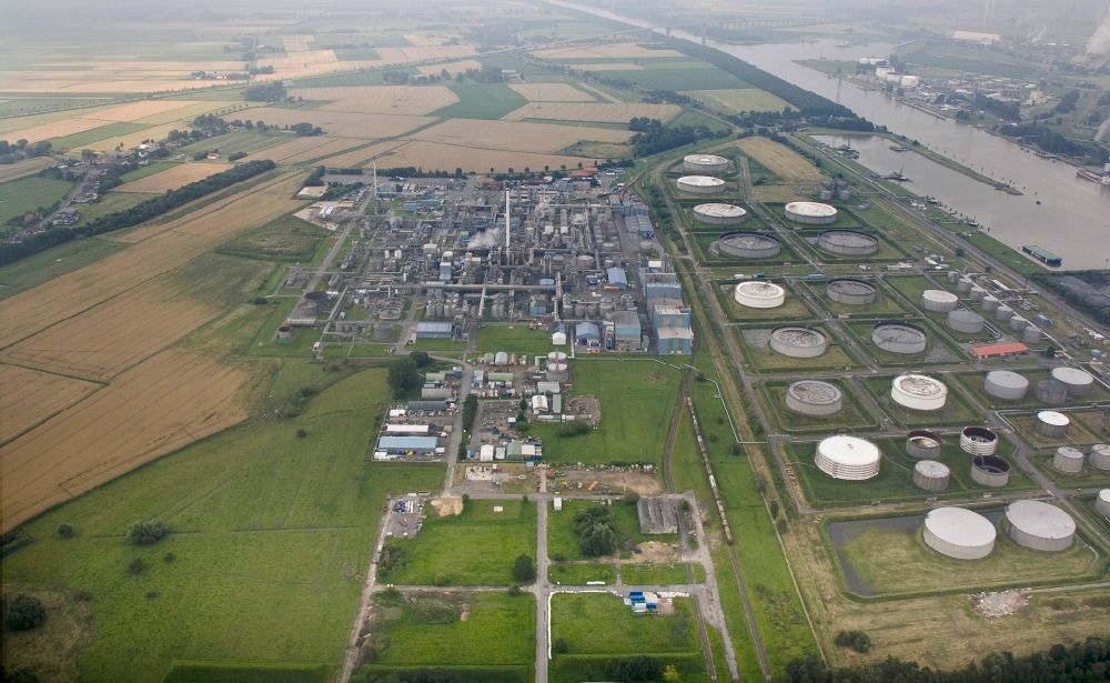 Brunsbüttel from the bird's eye view: The chemical plant Sasol Brunsbüttel is located near the Kiel Canal and its locks from the Elbe. It is part of the park ChemCoast Brunsbüttel and employs around 520 employees. The production includes: fatty alcohols and their derivatives, inorganic specialty chemicals