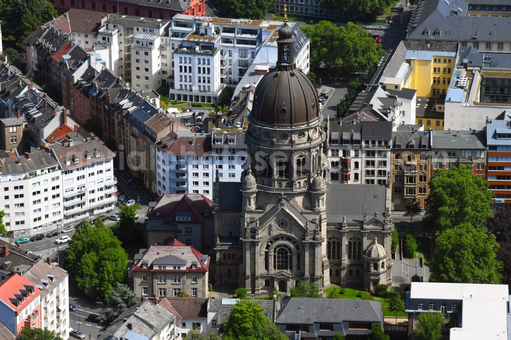 Aerial image Mainz - Church building of the cathedral of Christuskirche Mainz on Kaiserstrasse in Mainz in the state Rhineland-Palatinate, Germany