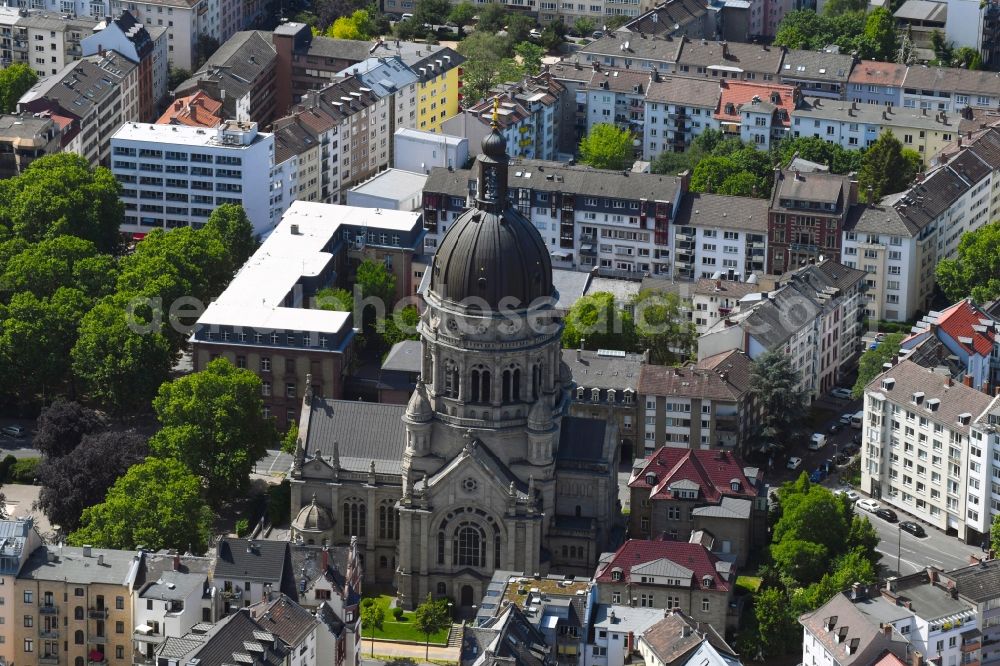 Aerial image Mainz - Church building of the cathedral of Christuskirche Mainz on Kaiserstrasse in Mainz in the state Rhineland-Palatinate, Germany