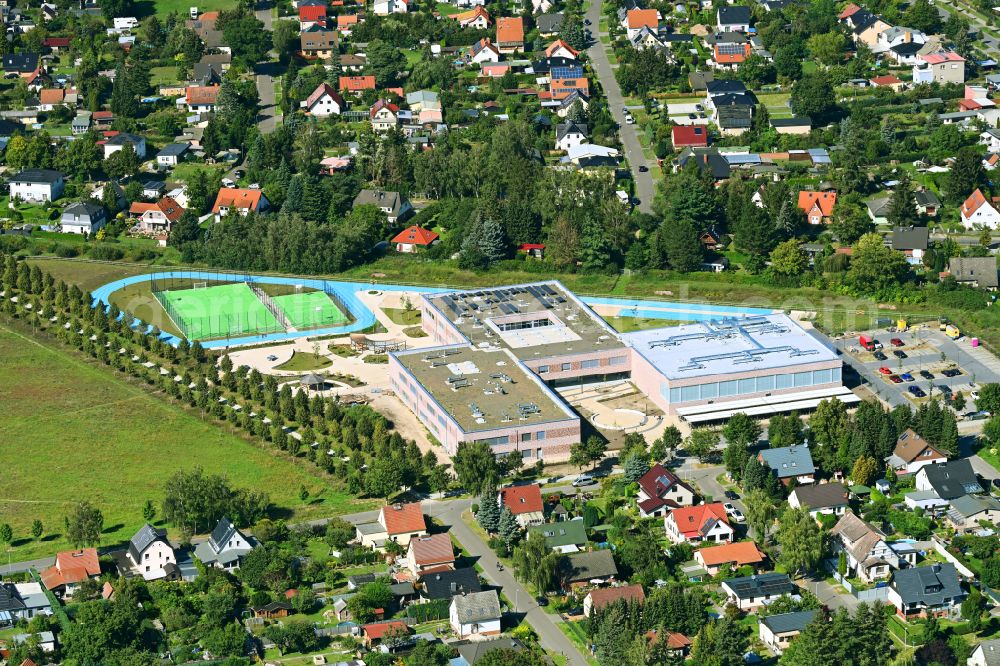 Aerial image Fredersdorf-Vogelsdorf - School building on Landstrasse - Lenbachstrasse - Richard-Jaensch-Strasse in Fredersdorf-Vogelsdorf in the state Brandenburg, Germany
