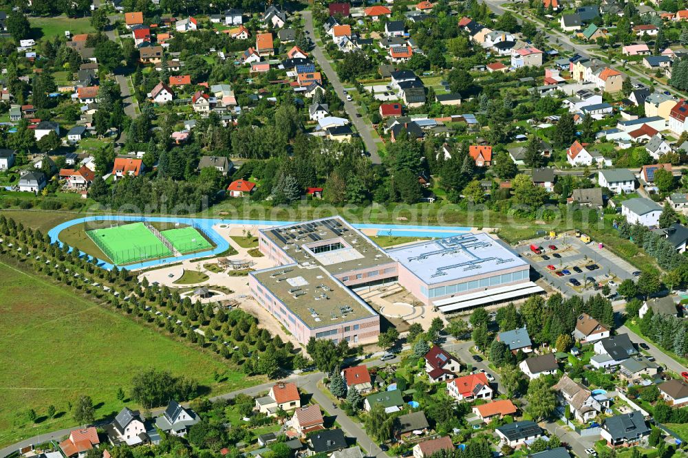 Aerial photograph Fredersdorf-Vogelsdorf - School building on Landstrasse - Lenbachstrasse - Richard-Jaensch-Strasse in Fredersdorf-Vogelsdorf in the state Brandenburg, Germany