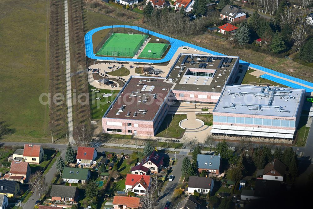 Fredersdorf-Vogelsdorf from above - School building on Landstrasse - Lenbachstrasse - Richard-Jaensch-Strasse in Fredersdorf-Vogelsdorf in the state Brandenburg, Germany