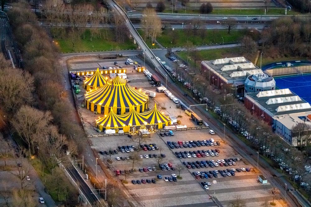 Duisburg from the bird's eye view: Circus tent domes of the circus Circus Flic Flac in the district Dellviertel in Duisburg at Ruhrgebiet in the state North Rhine-Westphalia, Germany