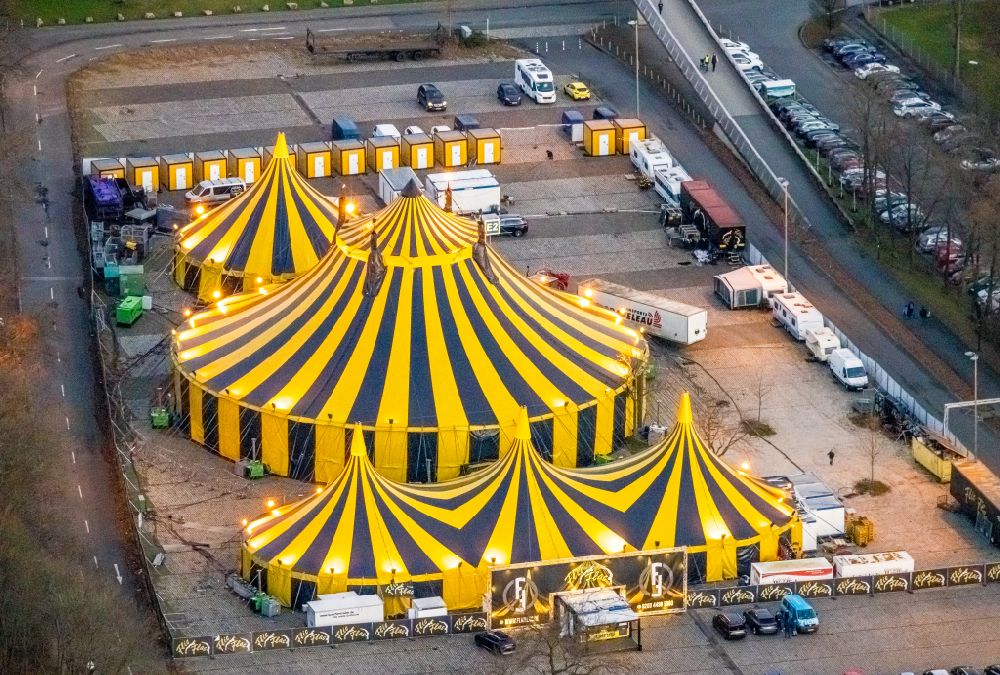 Aerial image Duisburg - Circus tent domes of the circus Circus Flic Flac in the district Dellviertel in Duisburg at Ruhrgebiet in the state North Rhine-Westphalia, Germany