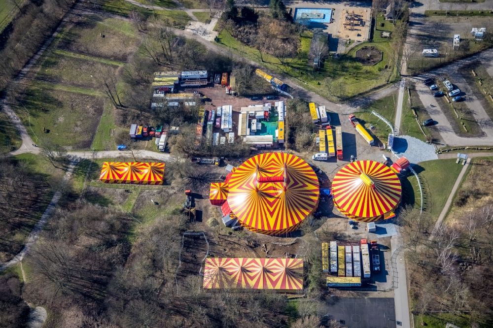 Aerial photograph Gelsenkirchen - Circus tent domes of the circus Probst in the district Feldmark in Gelsenkirchen at Ruhrgebiet in the state North Rhine-Westphalia, Germany