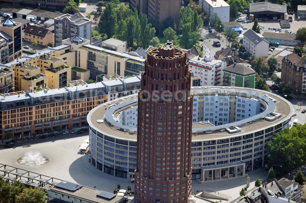 Aerial image FRANKFURT AM MAIN - Das Colosseo ist ein Bürohaus im Frankfurter Deutschherrnviertel. Um den Walther-von-Cronberg-Platz gebaut, bildet das Gebäude die neue Mitte des Viertels. Hier befinden sich Geschäfte, Wohnungen, Restaurants, Bars und moderne Büroflächen. Der Main Plaza ist ein Hochhaus des Architektes Hans Kollhoff. Es beherbergt einen Health