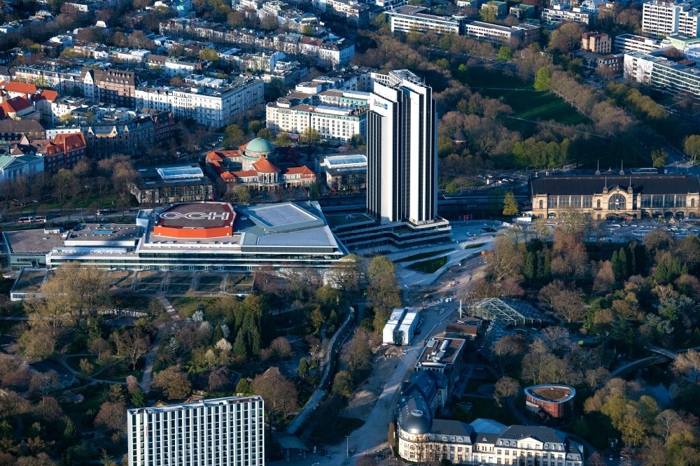 Hamburg from the bird's eye view: Congress Center ( CCH ) on High-rise building of the hotel complex Radisson Blu on Marseiller Strasse in the district Sankt Pauli in Hamburg, Germany