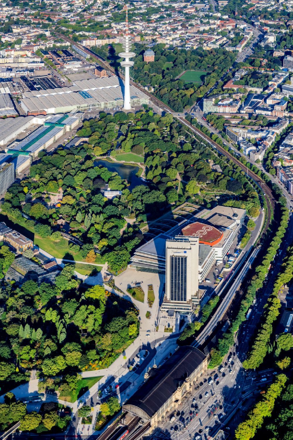 Hamburg from the bird's eye view: Congress Center ( CCH ) on High-rise building of the hotel complex Radisson Blu on Marseiller Strasse in Hamburg, Germany