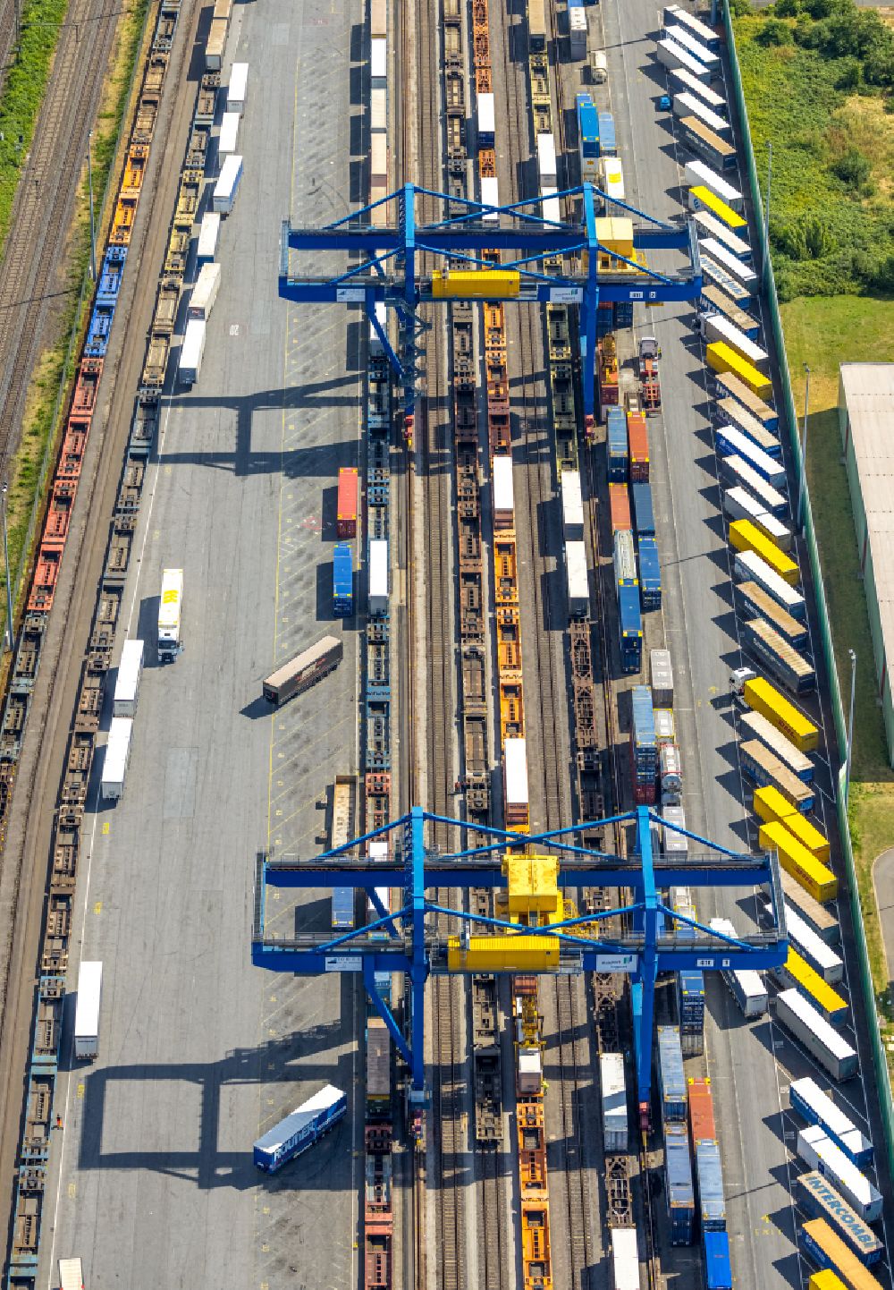 Duisburg from the bird's eye view: Container terminal center in the district Rheinhausen in Duisburg in the state North Rhine-Westphalia, Germany