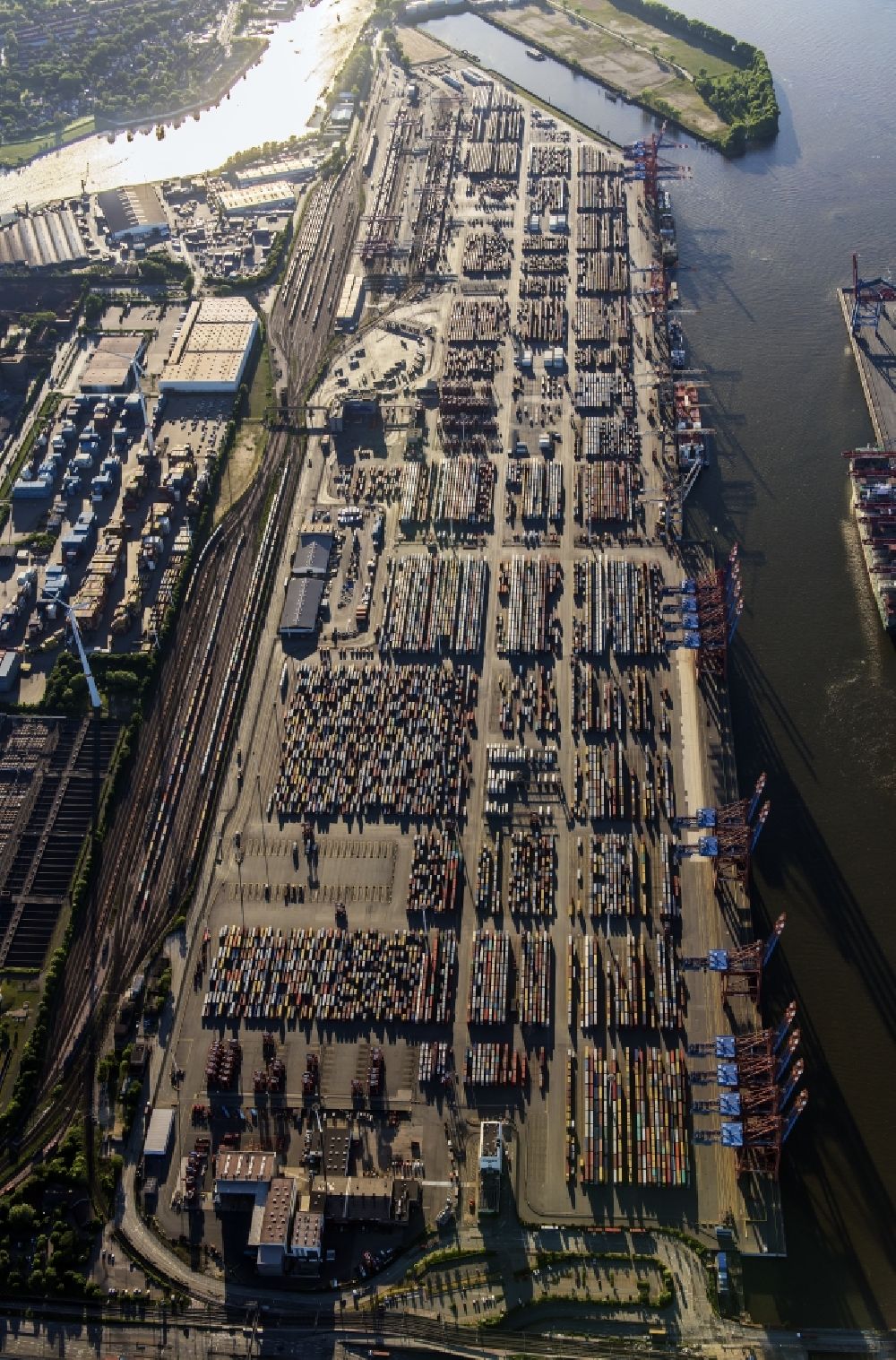 Aerial photograph Hamburg - Container Terminal in the port of the international port of the EUROGATE Container Terminal Hamburg GmbH in Hamburg