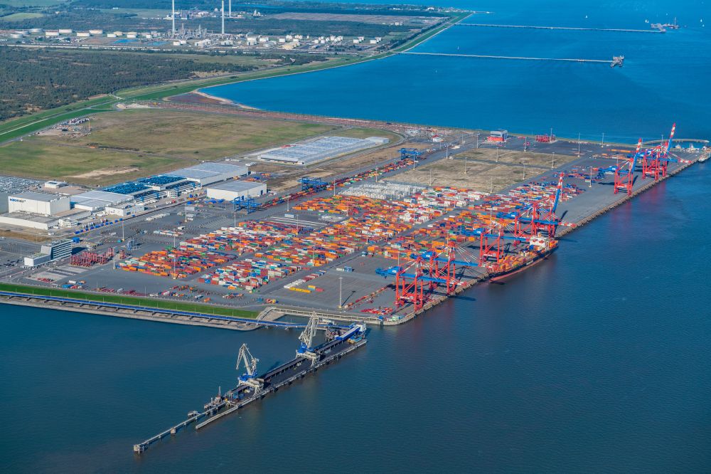 Wilhelmshaven from above - Container Terminal in the port of the international port of Jade Weser Port ( JWP ) on the North Sea in Wilhelmshaven in the state Lower Saxony, Germany