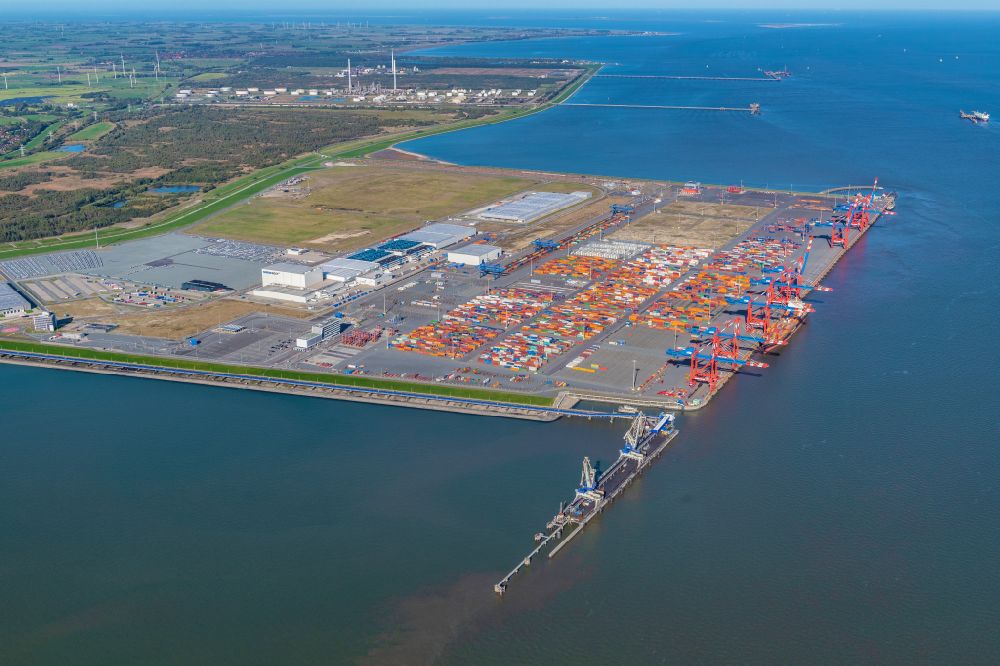 Wilhelmshaven from the bird's eye view: Container Terminal in the port of the international port of Jade Weser Port ( JWP ) on the North Sea in Wilhelmshaven in the state Lower Saxony, Germany
