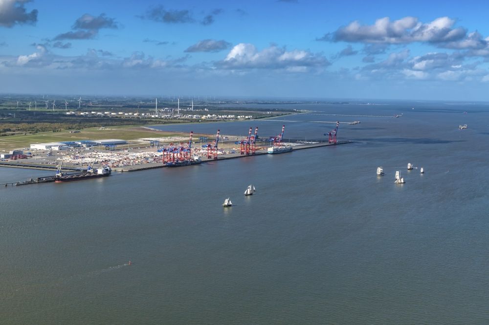 Wilhelmshaven from the bird's eye view: Container Terminal in the port of the international port JadeWeserPort in Wilhelmshaven in the state Lower Saxony, Germany