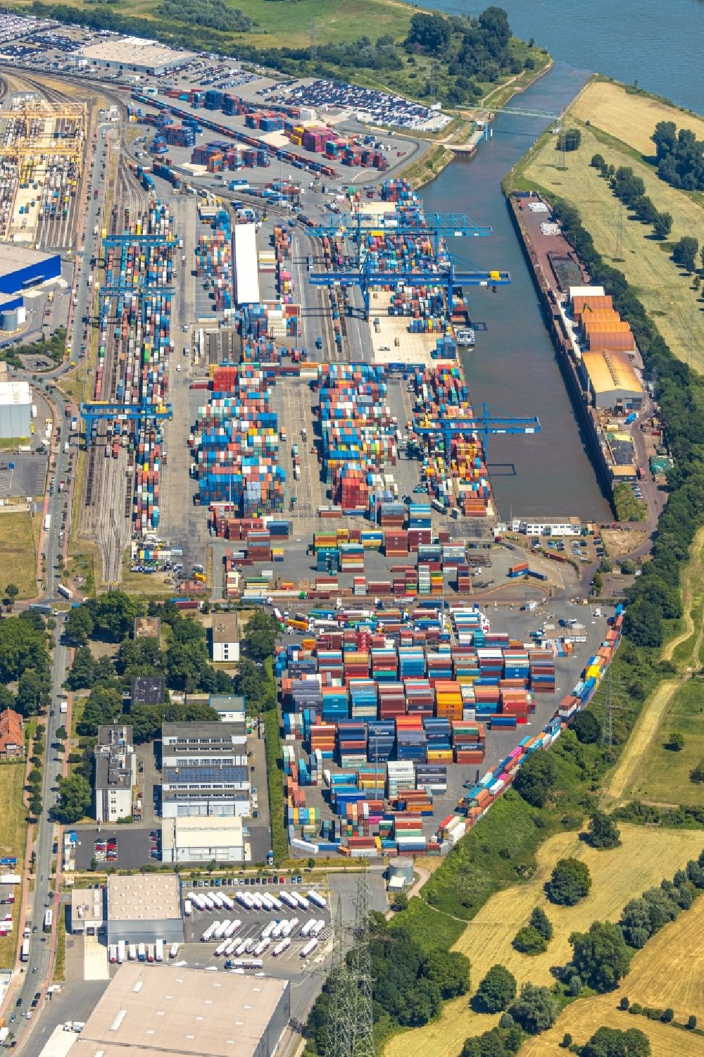 Duisburg from the bird's eye view: Container Terminal in the port of the inland port of DIT Duisburg Intermodal Terminal GmbH on Gaterweg in Duisburg in the state North Rhine-Westphalia
