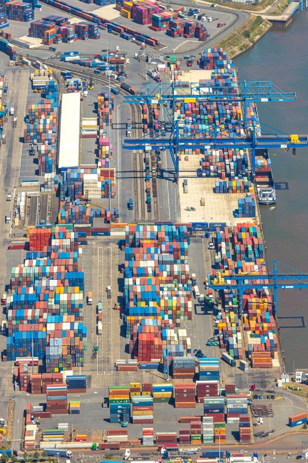 Aerial image Duisburg - Container Terminal in the port of the inland port of DIT Duisburg Intermodal Terminal GmbH on Gaterweg in Duisburg in the state North Rhine-Westphalia