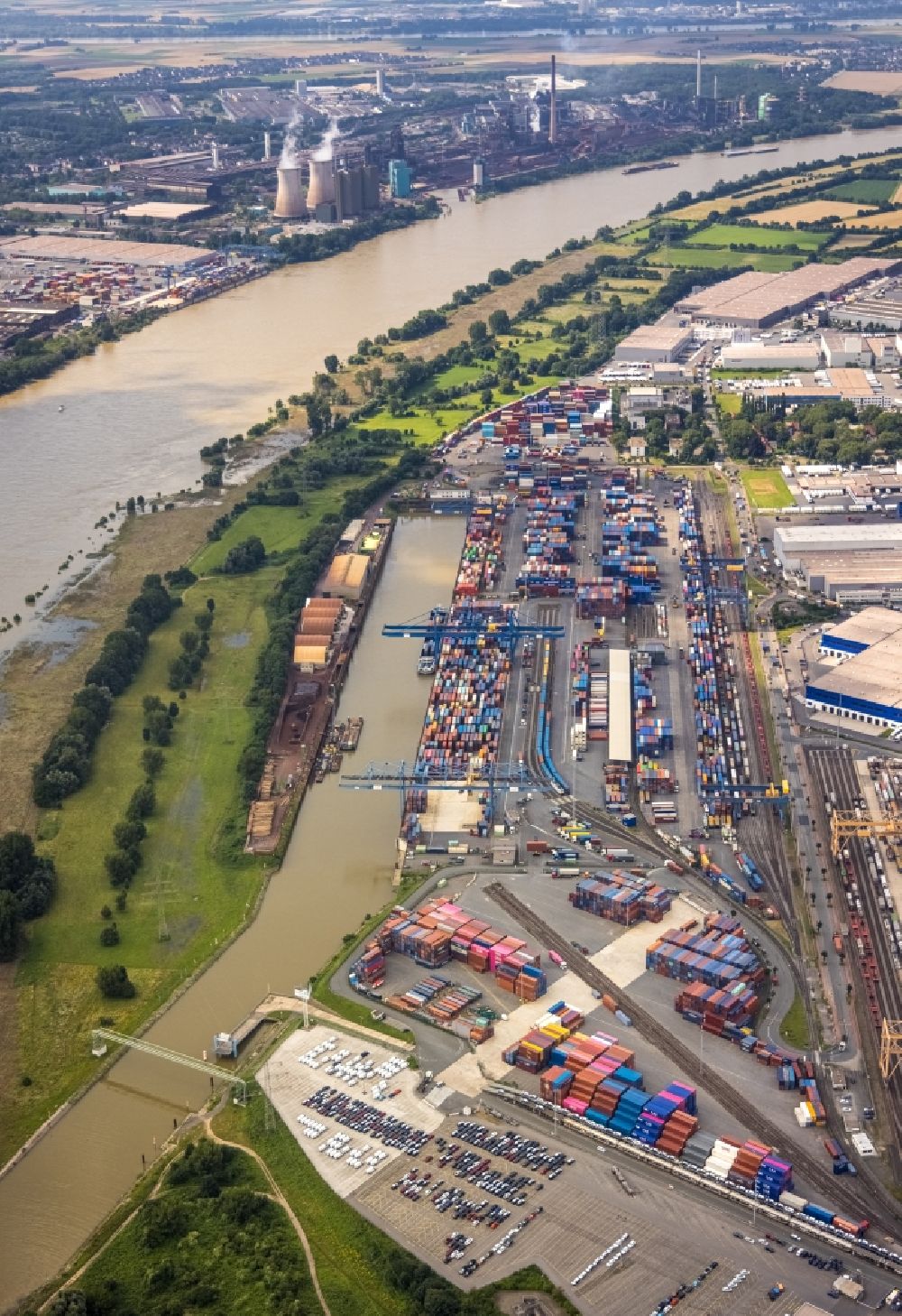 Duisburg from the bird's eye view: Container Terminal in the port of the inland port of DIT Duisburg Intermodal Terminal GmbH on Gaterweg in Duisburg at Ruhrgebiet in the state North Rhine-Westphalia