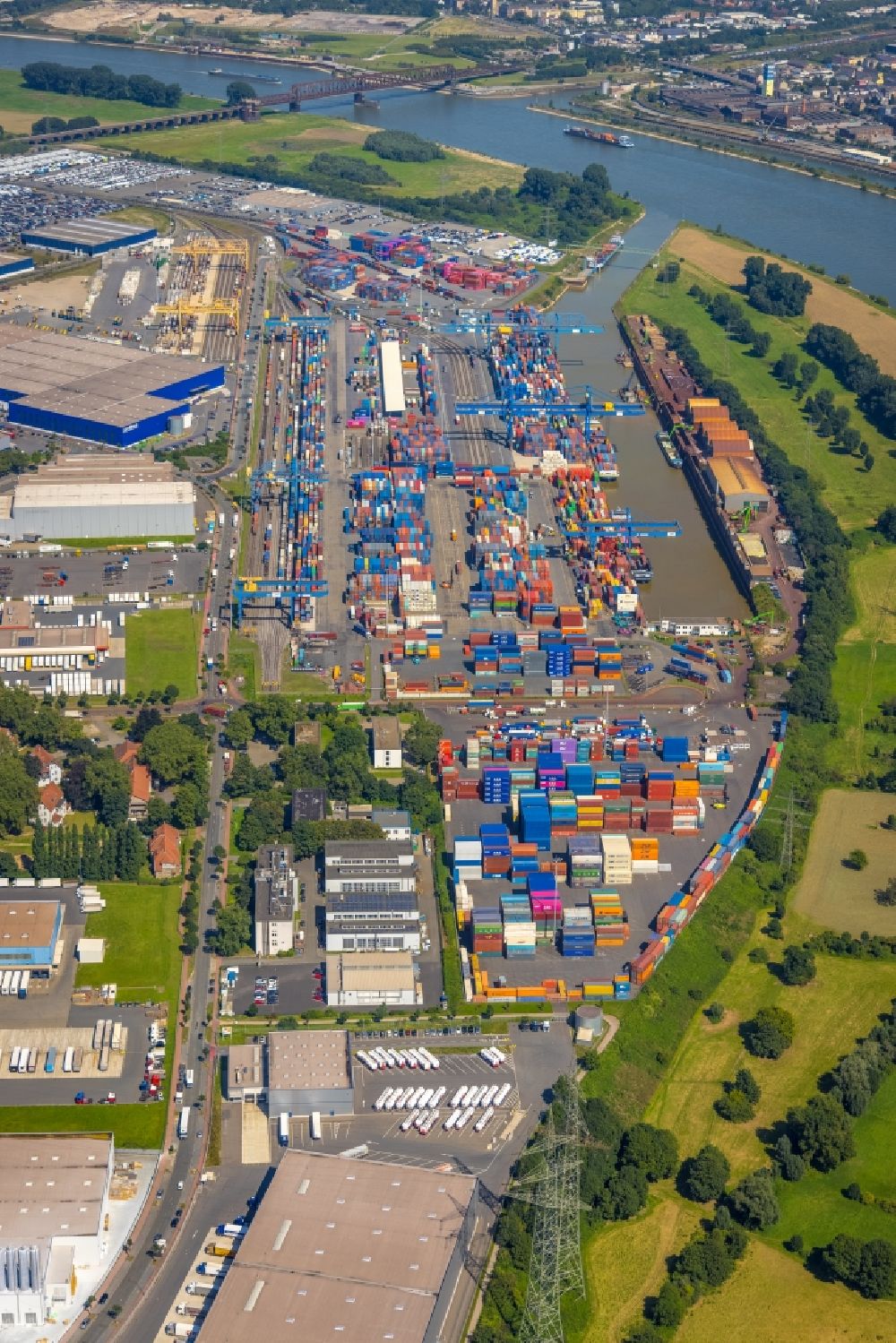 Aerial photograph Duisburg - Container Terminal in the port of the inland port of DIT Duisburg Intermodal Terminal GmbH on Gaterweg in Duisburg at Ruhrgebiet in the state North Rhine-Westphalia