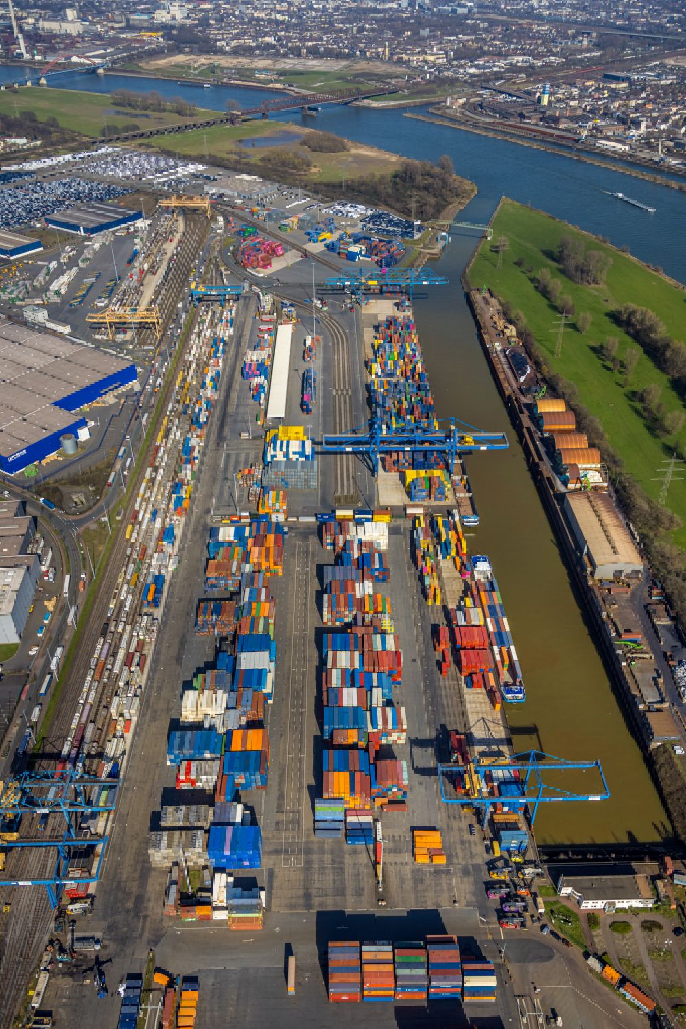 Aerial image Duisburg - of the container terminal in the container port of the inland port of the river Rhein during floods of DIT Duisburg Intermodal Terminal GmbH on Gaterweg in the district of Friemersheim in Duisburg in the state North Rhine-Westphalia, Germany