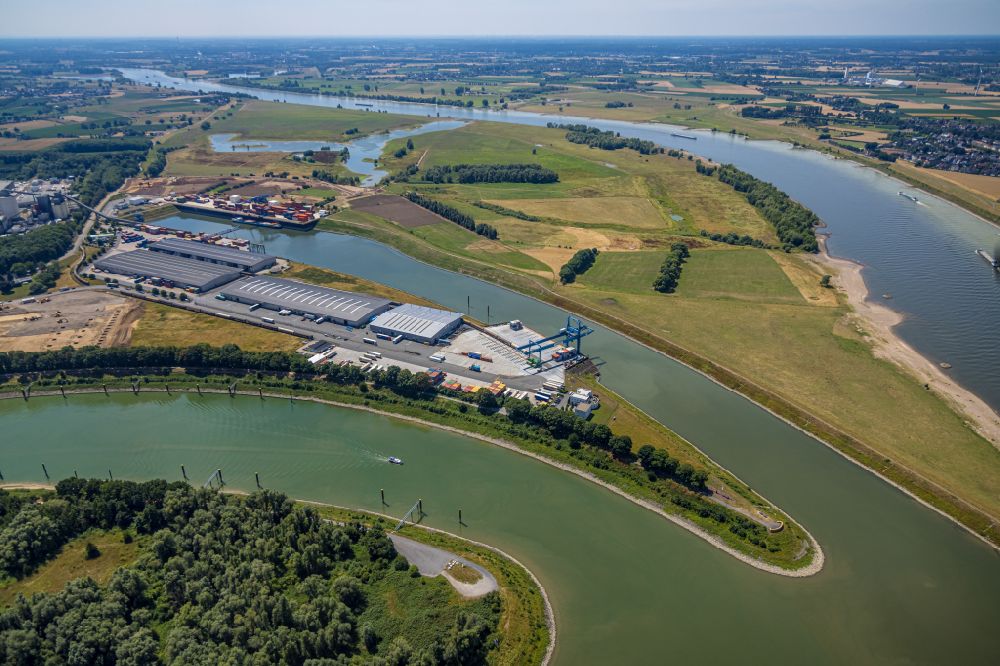 Voerde (Niederrhein) from the bird's eye view: Container Terminal in the port of the inland port on Wesel-Datteln-Kanal in the district Spellen in Voerde (Niederrhein) in the state North Rhine-Westphalia