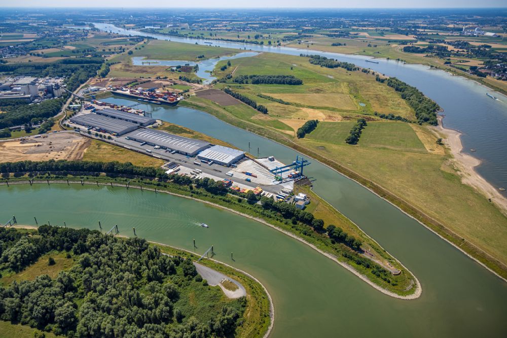 Aerial image Voerde (Niederrhein) - Container Terminal in the port of the inland port on Wesel-Datteln-Kanal in the district Spellen in Voerde (Niederrhein) in the state North Rhine-Westphalia