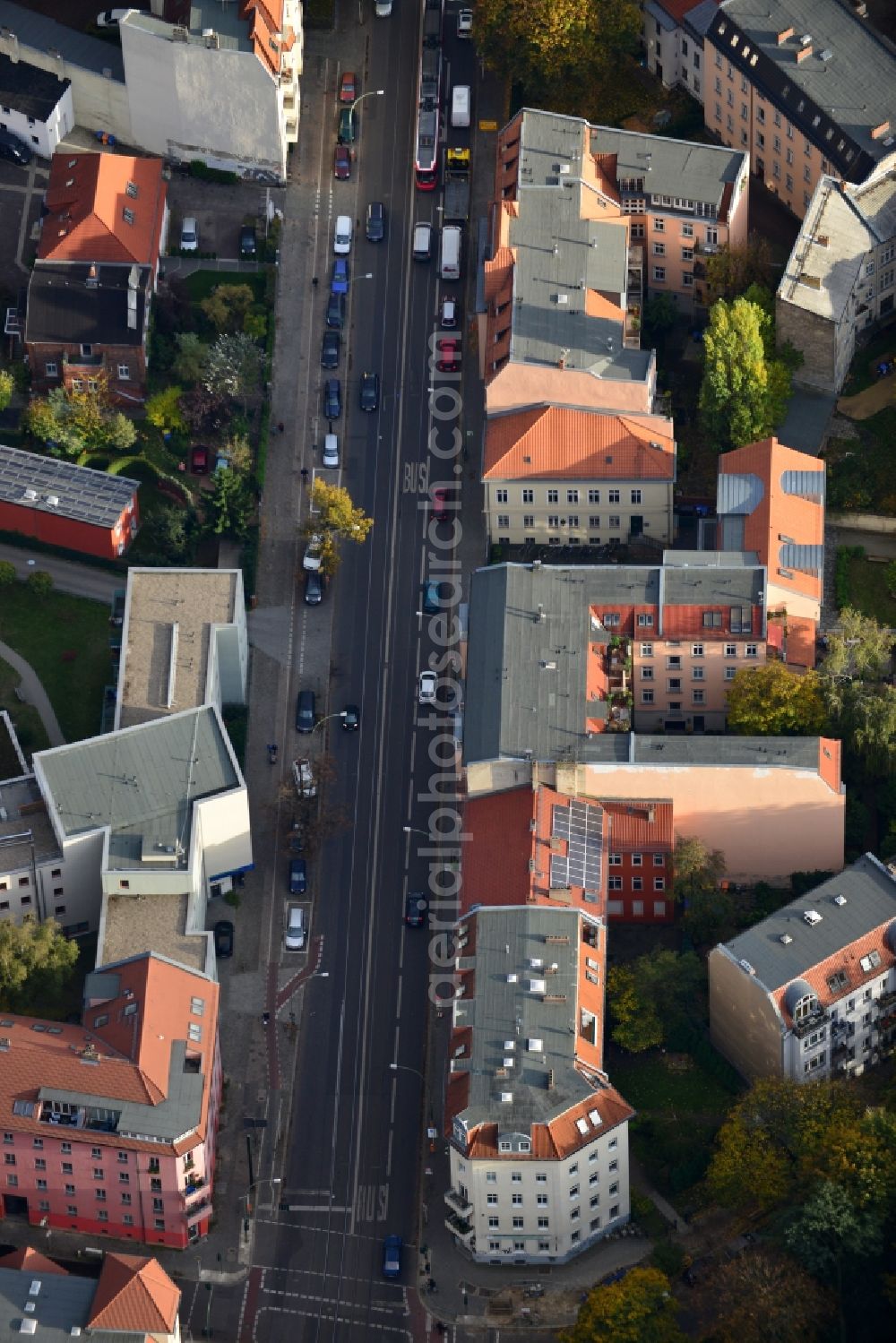 Berlin Pankow from the bird's eye view: Roof landscape of the old building - residential areas along the road Schoenholzer and Wilhelm-Kuhr- street in the Pankow district of Berlin
