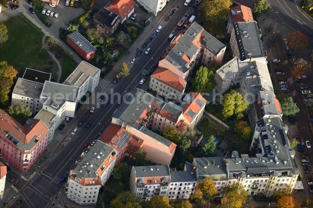 Aerial image Berlin Pankow - Roof landscape of the old building - residential areas along the road Schoenholzer and Wilhelm-Kuhr- street in the Pankow district of Berlin