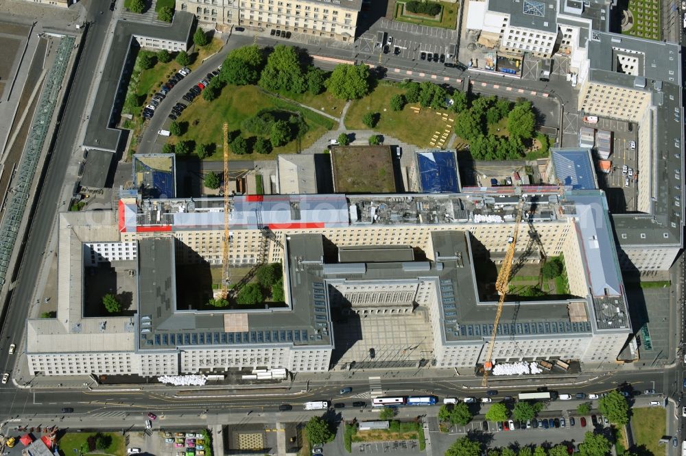 Aerial image Berlin - Construction site on the roof of Federal Ministry of Finance, former Reich Air Transport Ministry / Ministry of Aviation and after the House of Ministeries of the GDR, in the Detlev-Rohwedder Building