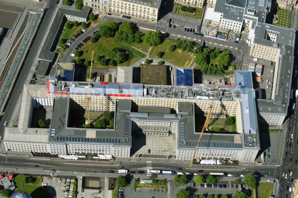 Aerial photograph Berlin - Construction site on the roof of Federal Ministry of Finance, former Reich Air Transport Ministry / Ministry of Aviation and after the House of Ministeries of the GDR, in the Detlev-Rohwedder Building
