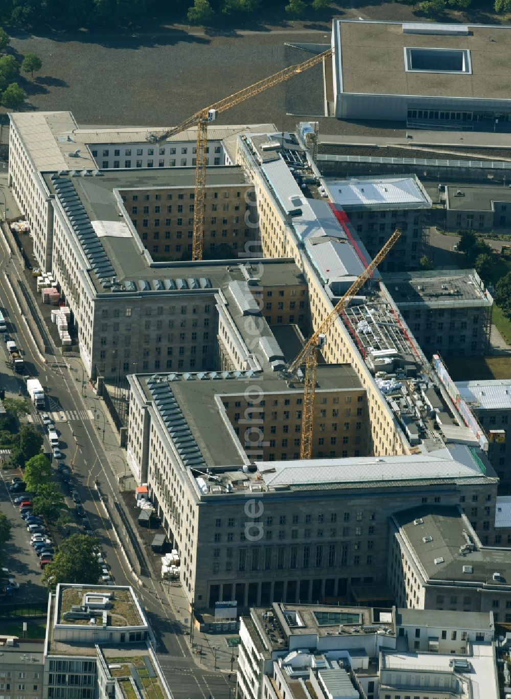Aerial photograph Berlin - Construction site on the roof of Federal Ministry of Finance, former Reich Air Transport Ministry / Ministry of Aviation and after the House of Ministeries of the GDR, in the Detlev-Rohwedder Building