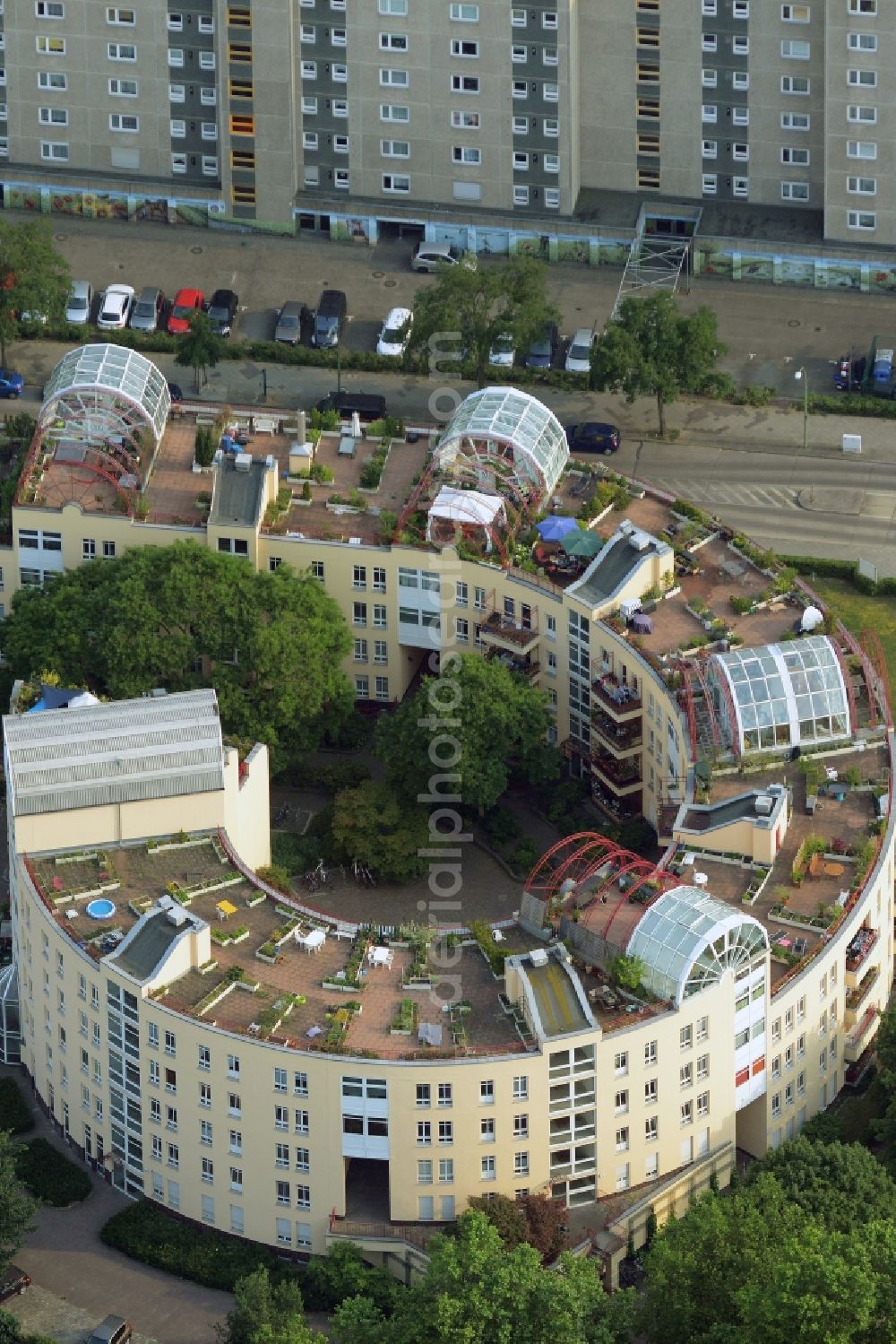 Aerial image Berlin - Roof garden landscape in the residential area of a multi-family house settlement on Ortalweg in Berlin in Germany