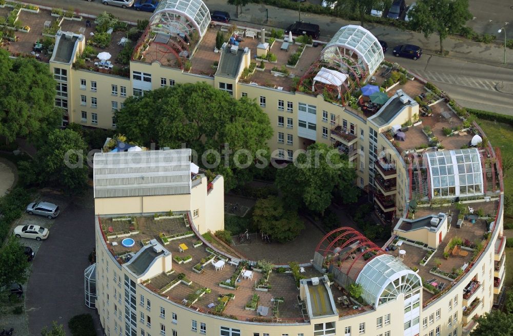 Berlin from above - Roof garden landscape in the residential area of a multi-family house settlement on Ortalweg in Berlin in Germany