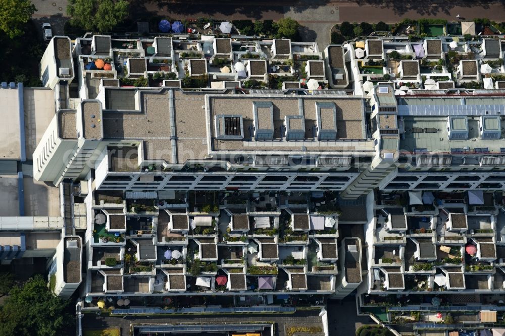 Aerial photograph Berlin - Roof garden landscape in the residential area of a multi-family house settlement Schlangenbader Strasse der DEGEWO in Berlin