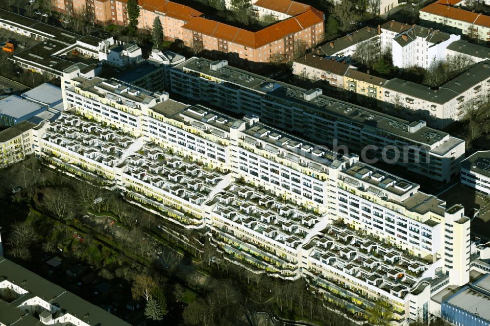 Aerial photograph Berlin - Roof garden landscape in the residential area of a multi-family house settlement Schlangenbader Strasse in Berlin