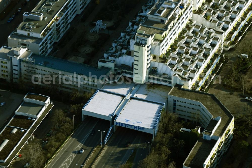 Aerial image Berlin - Roof garden landscape in the residential area of a multi-family house settlement Schlangenbader Strasse der DEGEWO in Berlin