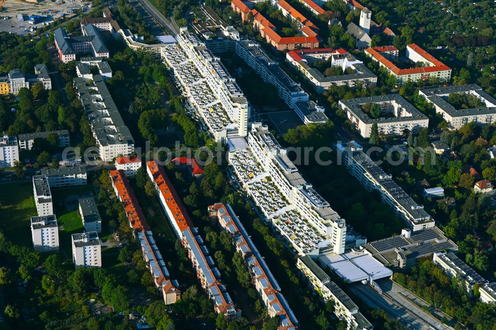 Berlin from the bird's eye view: Roof garden landscape in the residential area of a multi-family house settlement Schlangenbader Strasse in Berlin