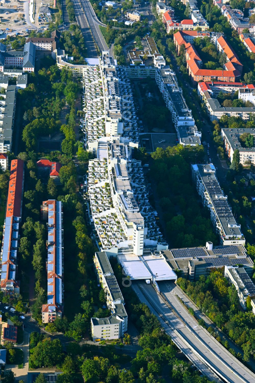 Aerial image Berlin - Roof garden landscape in the residential area of a multi-family house settlement Schlangenbader Strasse in Berlin