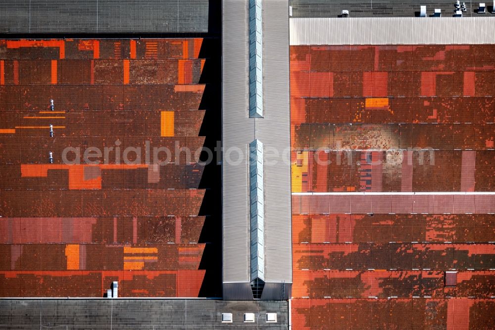 Aerial photograph Stuttgart - Red - brown roof structures buildings and production halls on the vehicle construction factory premises Motorenwerk Untertuerkheim between Mercedesstrasse and Benzstrasse in the district Benzviertel in Stuttgart in the state Baden-Wurttemberg, Germany