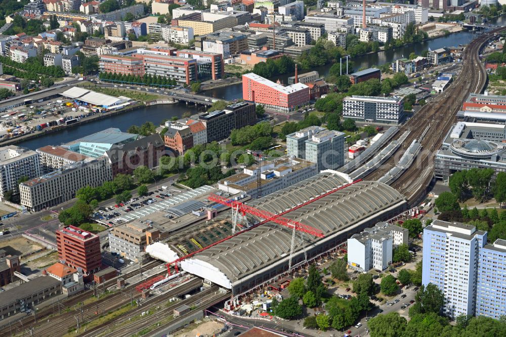 Berlin from the bird's eye view: Track layout and roof renovation at the station building of the Deutsche Bahn Ostbahnhof on Koppenstrasse in the district of Friedrichshain in Berlin, Germany
