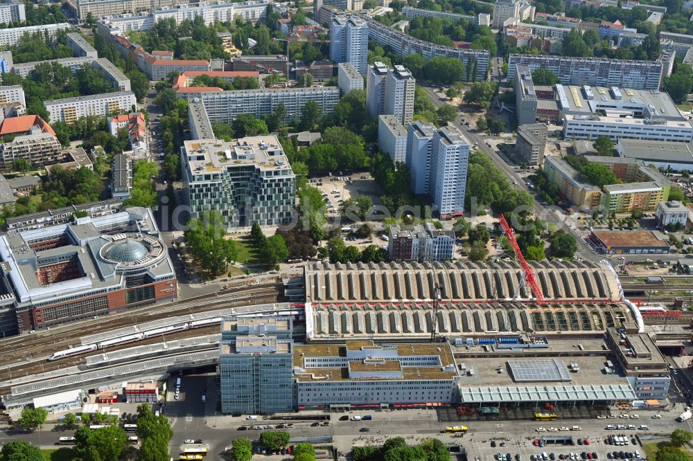 Aerial photograph Berlin - Track layout and roof renovation at the station building of the Deutsche Bahn Ostbahnhof on Koppenstrasse in the district of Friedrichshain in Berlin, Germany