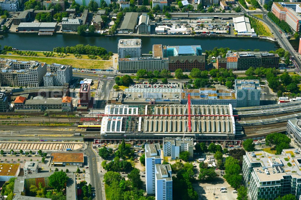 Berlin from the bird's eye view: Track layout and roof renovation at the station building of the Deutsche Bahn Ostbahnhof on Koppenstrasse in the district of Friedrichshain in Berlin, Germany